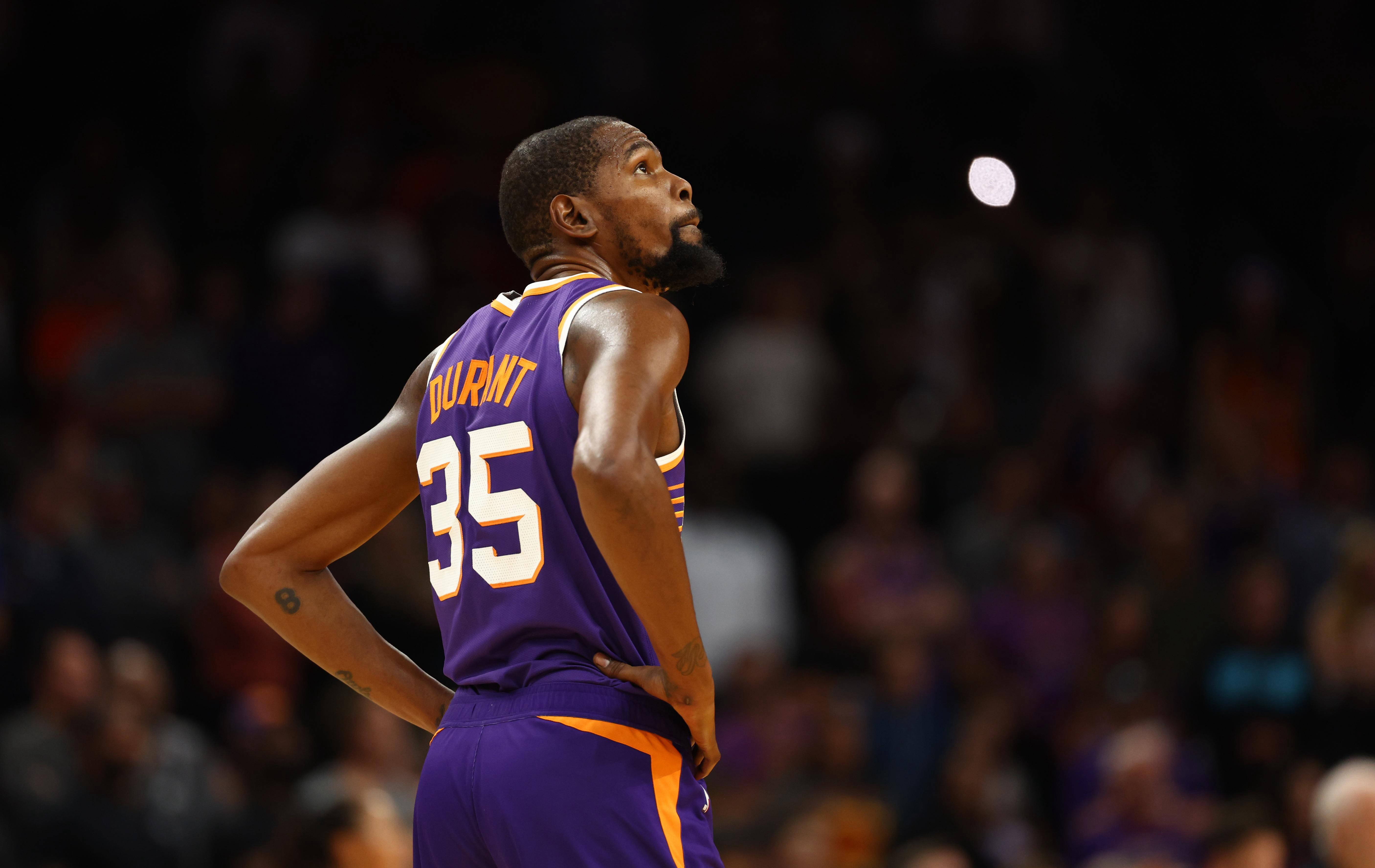 他背后潜藏 他背后潜藏